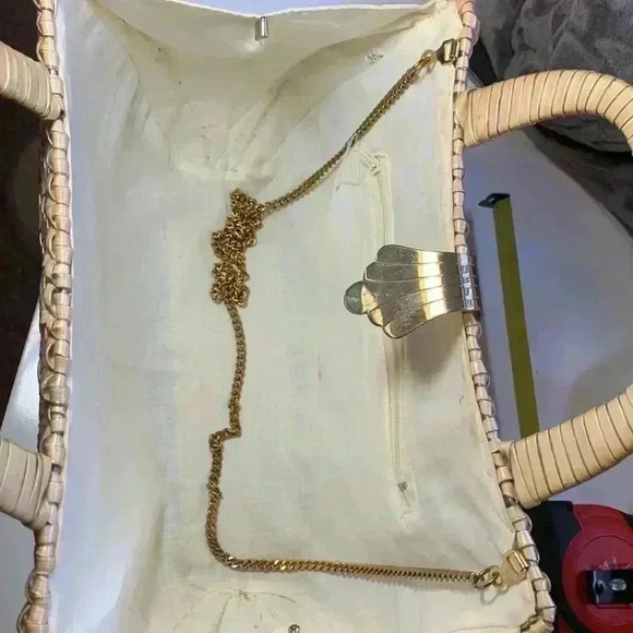 Source Unknown Hard Rattan Purse w Gold Coloured Hardware & Strap Secure Closure - Picture 5 of 12